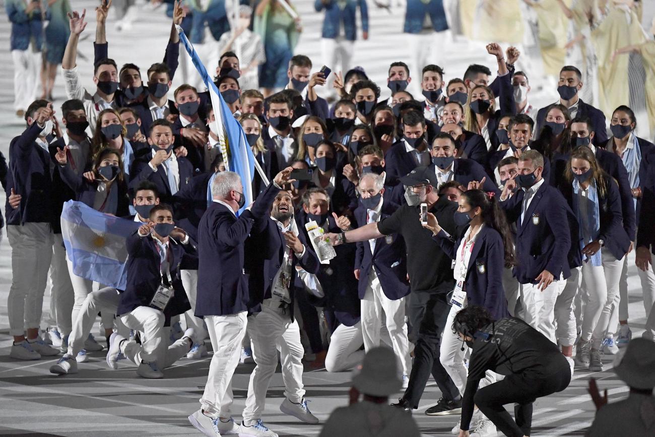 開会式で記念撮影するアルゼンチンの選手ら＝23日夜、国立競技場（共同）
