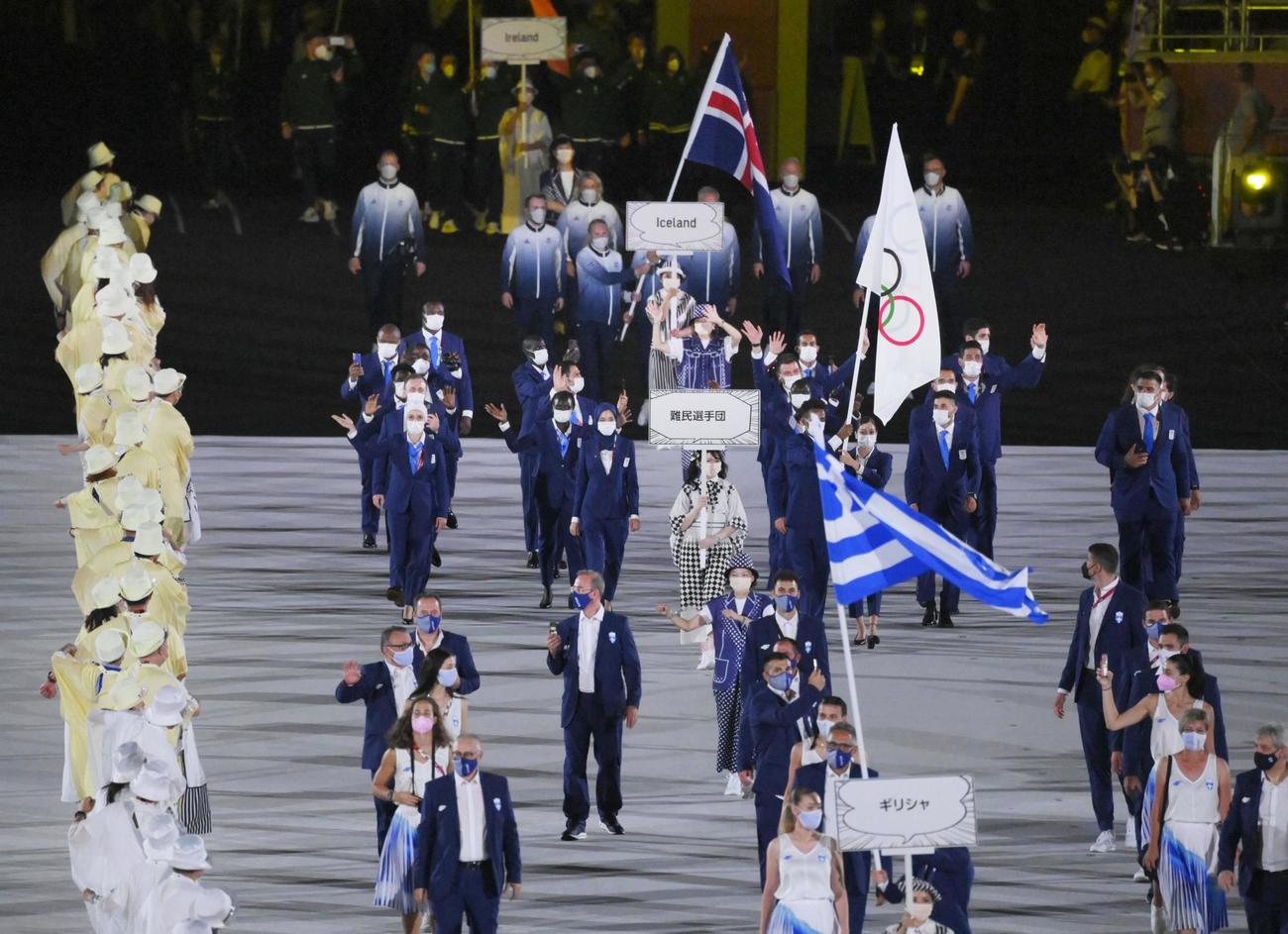 開会式で入場行進する（手前から）ギリシャ、難民選手団の選手たち＝23日夜、国立競技場（共同）
