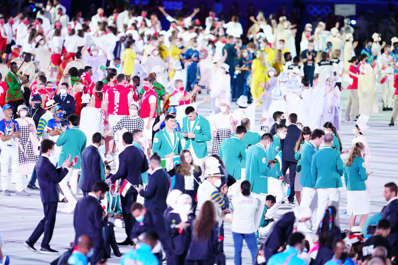 東京五輪開会式に臨む各国の選手団の中にはマスクを着用しない選手たちも多かった（撮影・江口和貴）
