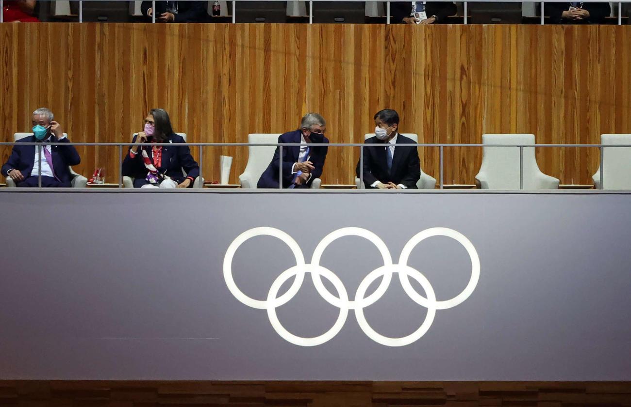 言葉を交わす天皇とIOCバッハ会長（左から3人目）（撮影・パオロ　ヌッチ）