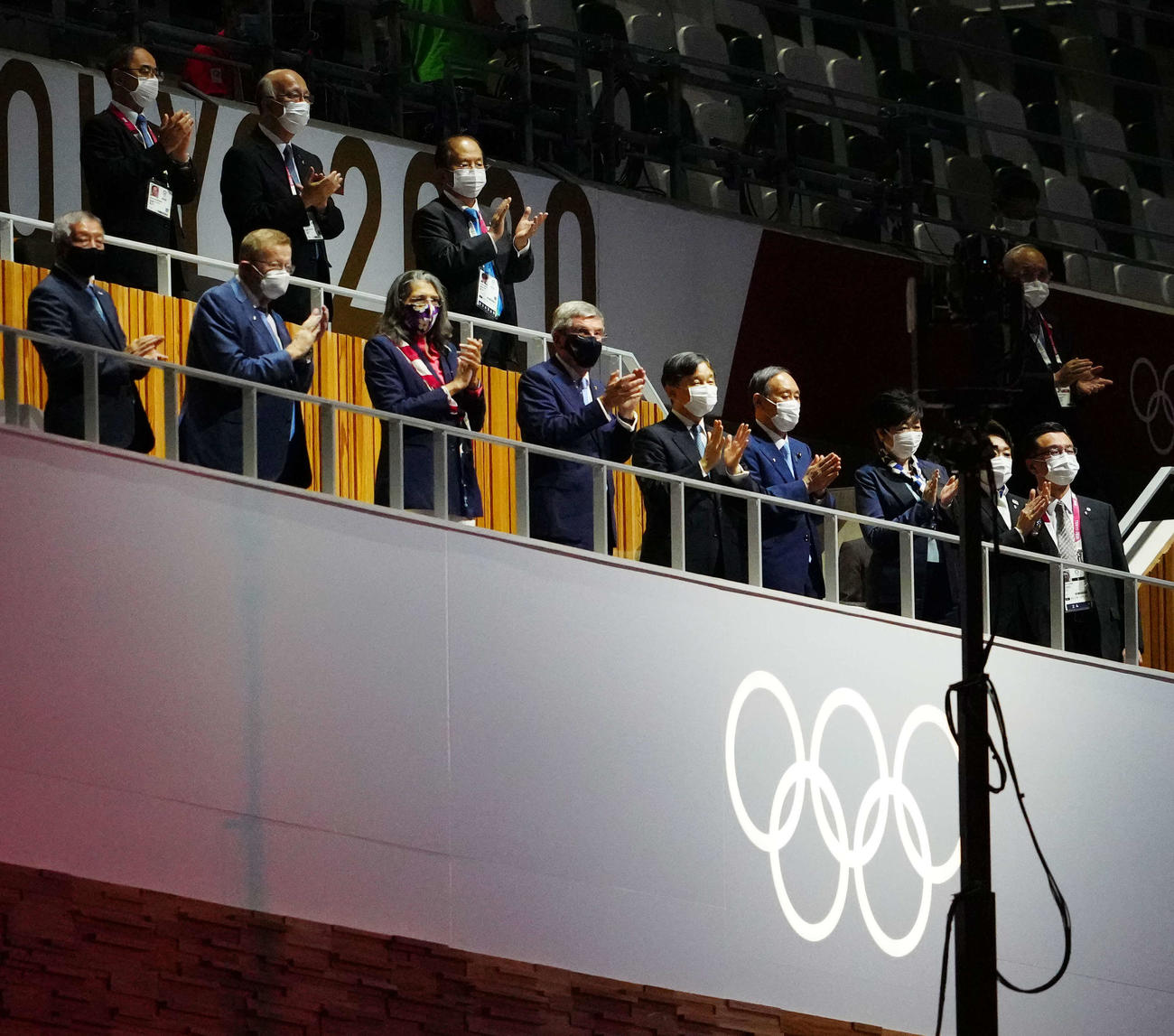 東京五輪開会式で日本選手団が入場し拍手で迎える天皇陛下ら（撮影・江口和貴）
