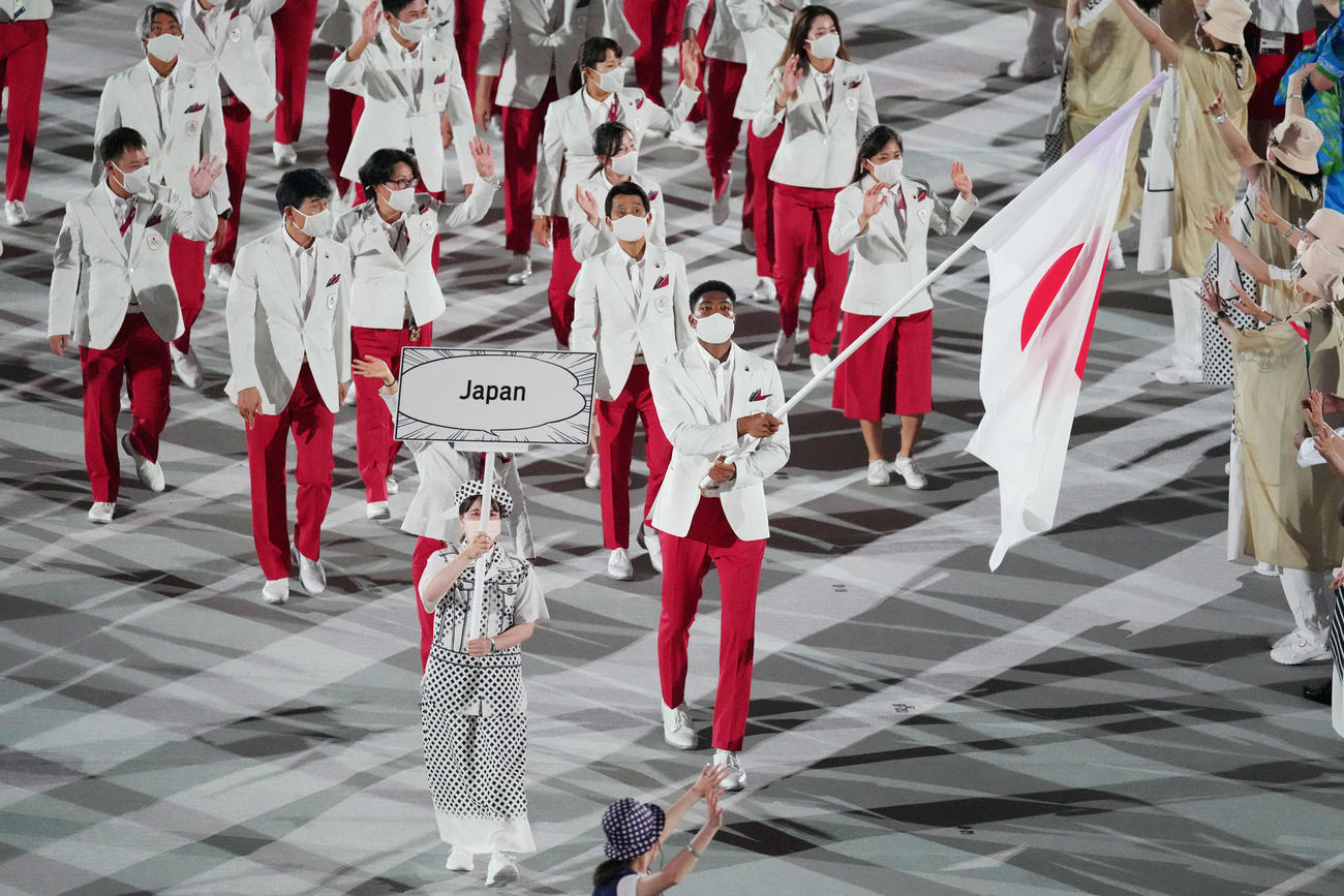 入場行進する日本の選手団。右手前は旗手の八村（撮影・鈴木みどり）