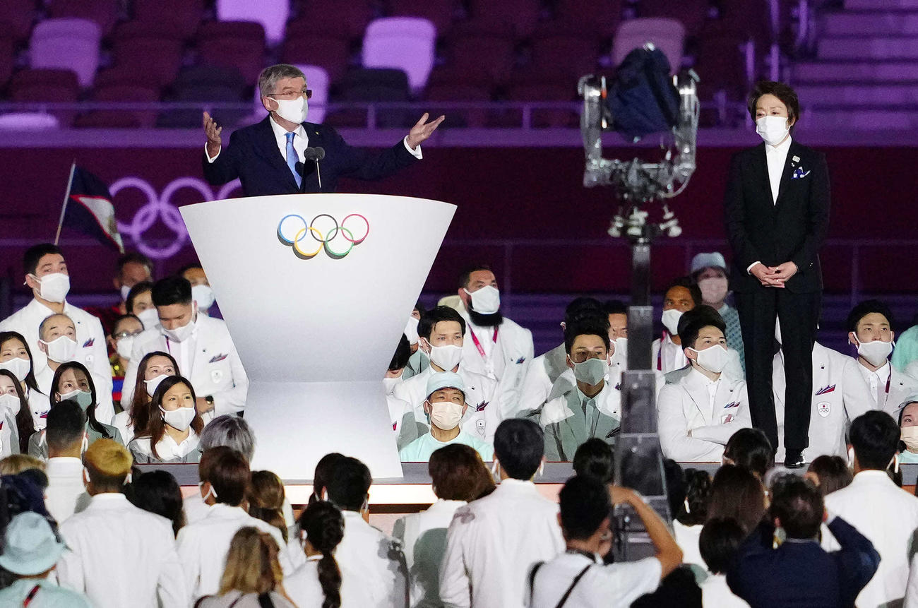 開会式であいさつするIOCバッハ会長。右は東京五輪・パラリンピック組織委員会の橋本会長（撮影・江口和貴）
