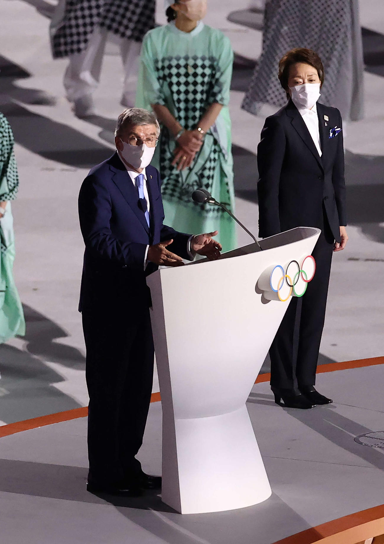 あいさつするIOCバッハ会長（左）。右は東京五輪組織委員会の橋本会長（撮影・河野匠）