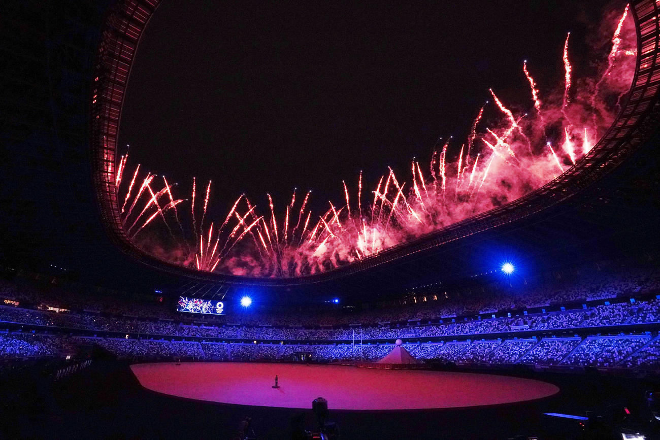 東京五輪開会式が始まり花火が打ち上げられた（撮影・江口和貴）