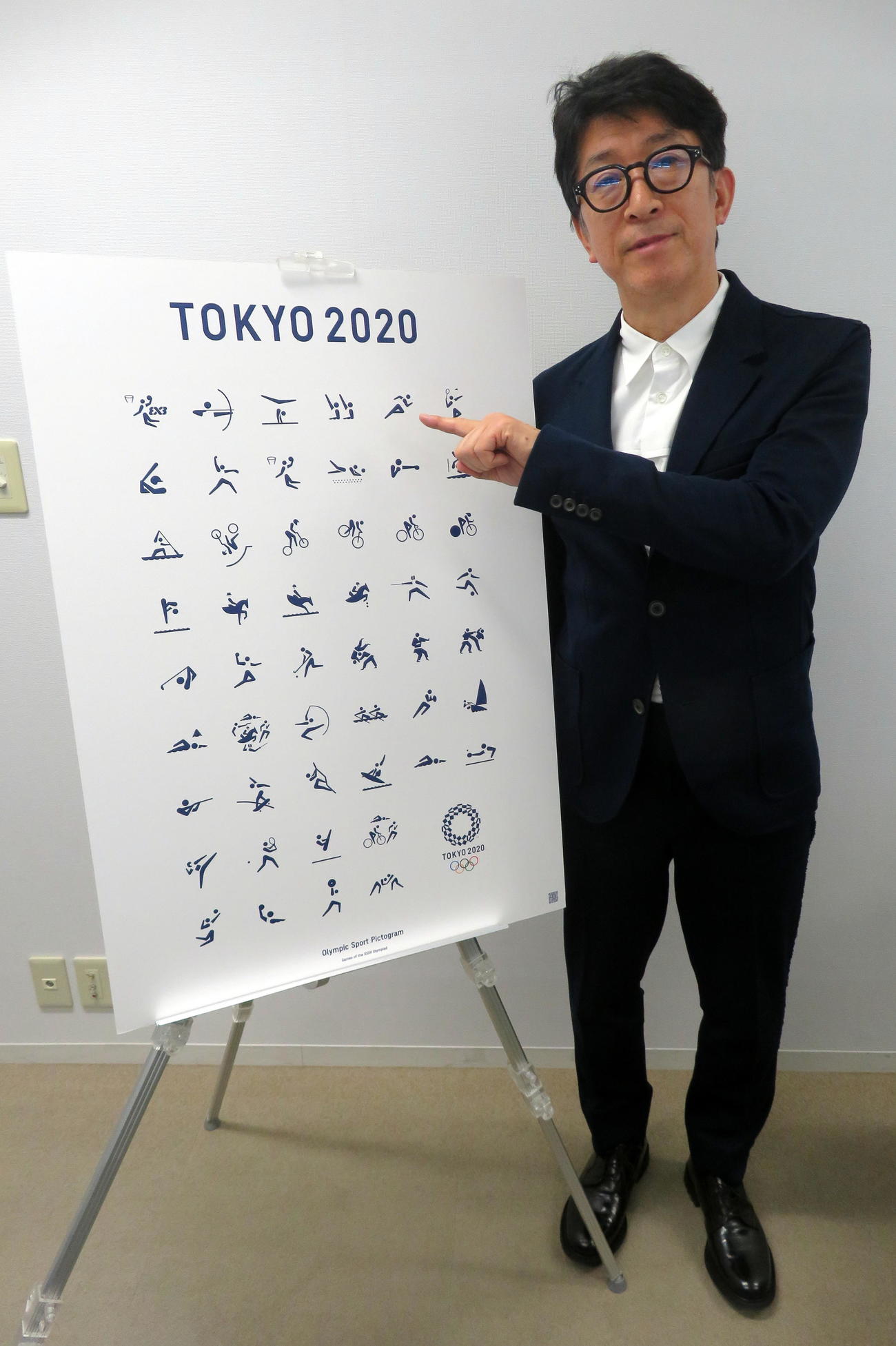 インタビューに応じたピクトグラムデザイナーの広村正彰氏（19年3月撮影）