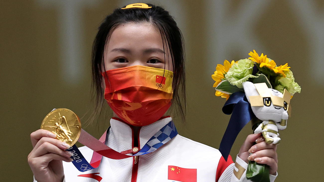 女子エアライフルで優勝した楊倩はブーケと金メダルを手に笑顔（ロイター）