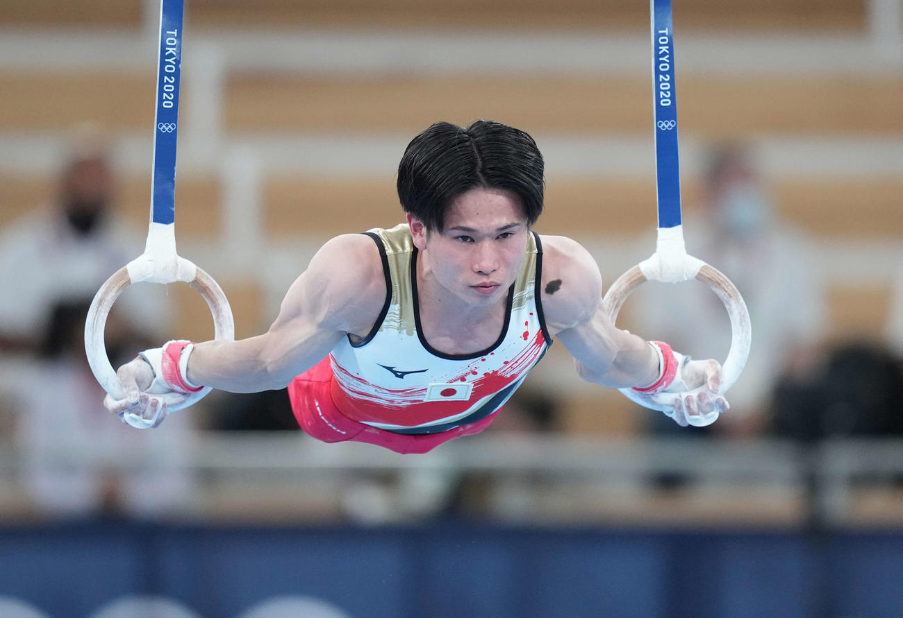 男子団体決勝　つり輪の演技をする萱（撮影・鈴木みどり）