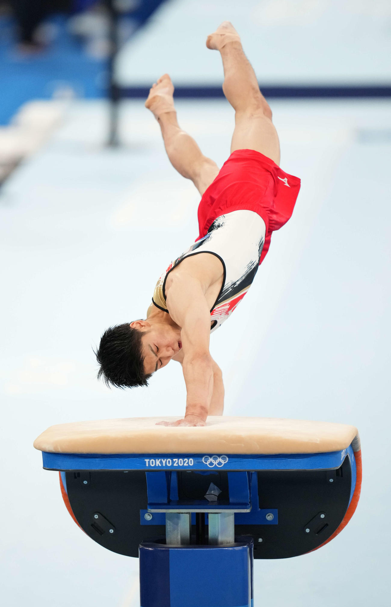 男子団体決勝　跳馬の演技をする橋本（撮影・鈴木みどり）