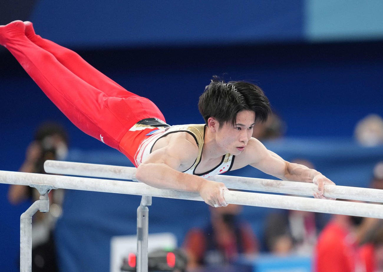 男子団体決勝　平行棒の演技をする萱（撮影・鈴木みどり）