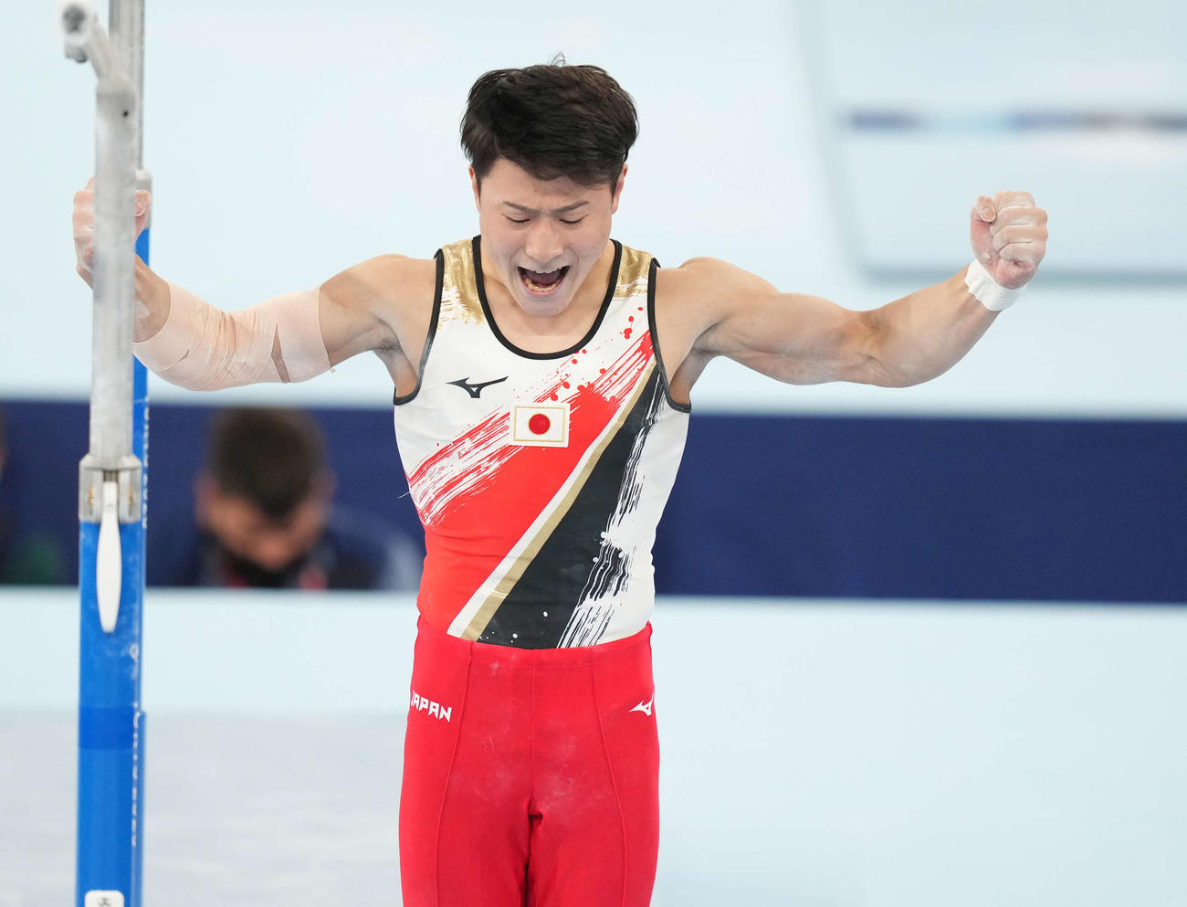 男子団体決勝　平行棒の演技後ガッツポーズする北園（撮影・鈴木みどり）