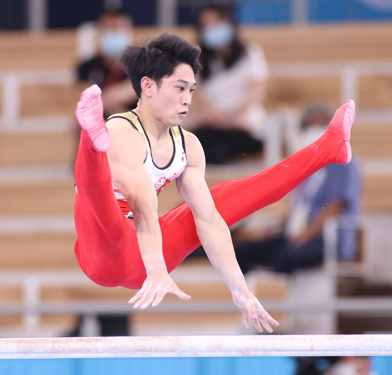 男子団体決勝、平行棒の演技を行う谷川（撮影・河野匠）