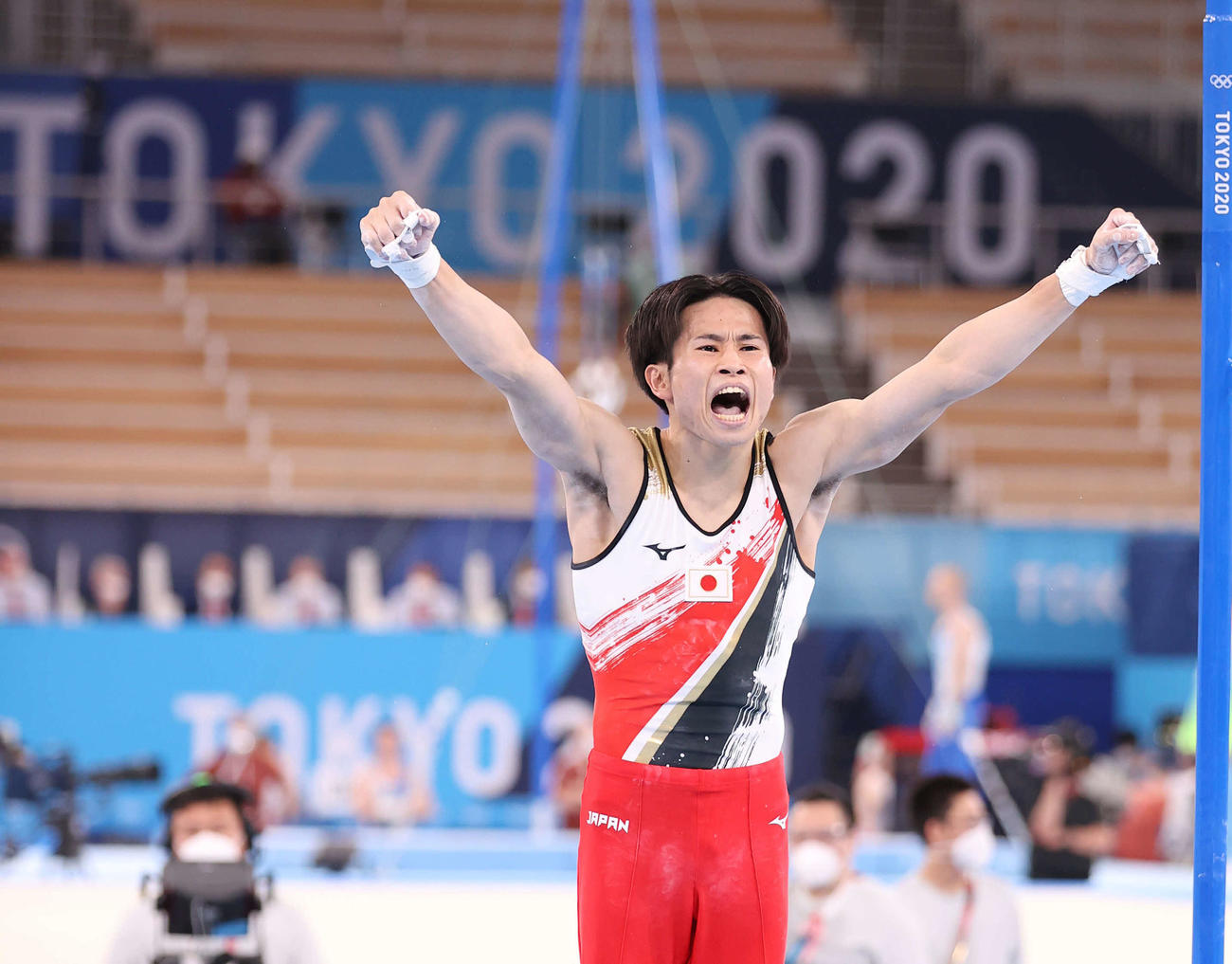 男子団体決勝、鉄棒の演技を終え、ガッツポーズの萱（撮影・河野匠）