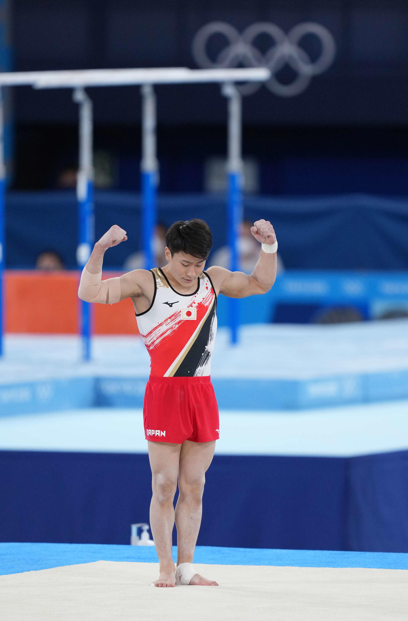 男子団体決勝　床運動の演技を終えガッツポーズする北園（撮影・鈴木みどり）