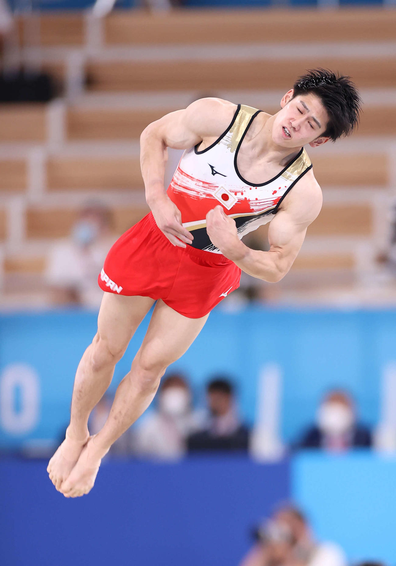 男子団体決勝、床運動の演技を行う橋本（撮影・河野匠）