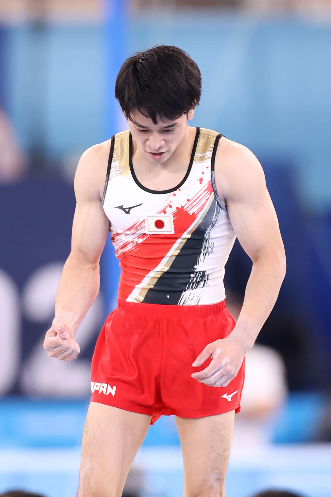 男子団体決勝、床運動の演技を終え、拳を握りしめる谷川（撮影・河野匠）