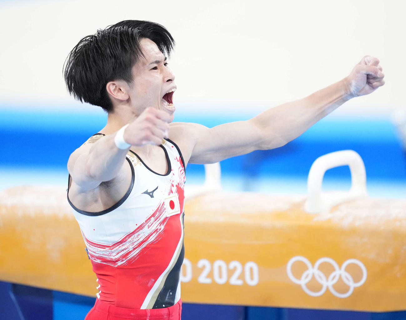男子団体決勝　あん馬の演技を終えガッツポーズする萱（撮影・鈴木みどり）
