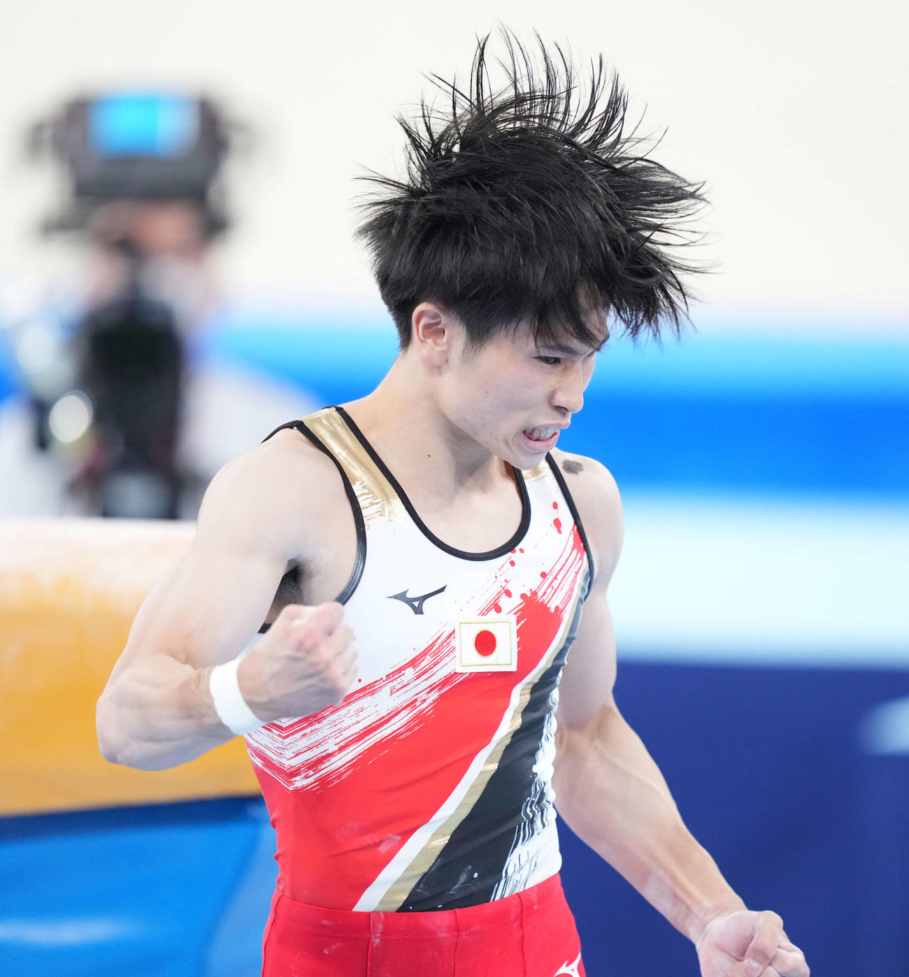 男子団体決勝　あん馬の演技を終えガッツポーズする萱（撮影・鈴木みどり）