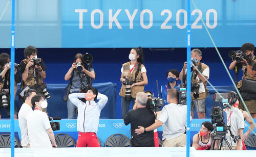 男子団体決勝　順位が確定し優勝を逃し、頭を抱える橋本（撮影・鈴木みどり）