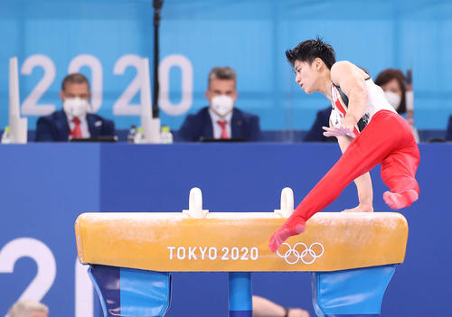 男子団体決勝、あん馬の演技を行う橋本（撮影・河野匠）