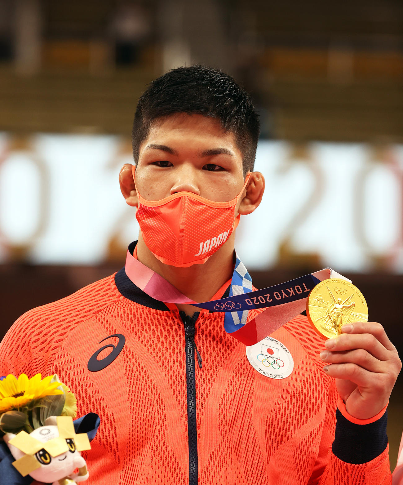 男子73キロ級　表彰式で金メダルを手に記念撮影する大野（撮影・パオロ・ヌッチ）