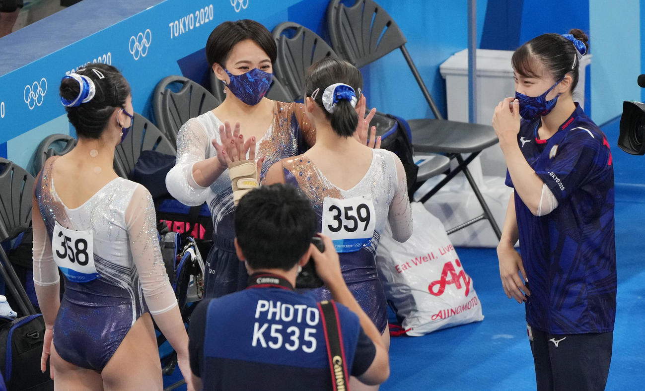 体操女子団体決勝で最後の種目の平均台を終えた平岩（右から2人目）を迎える村上（左から2人目）