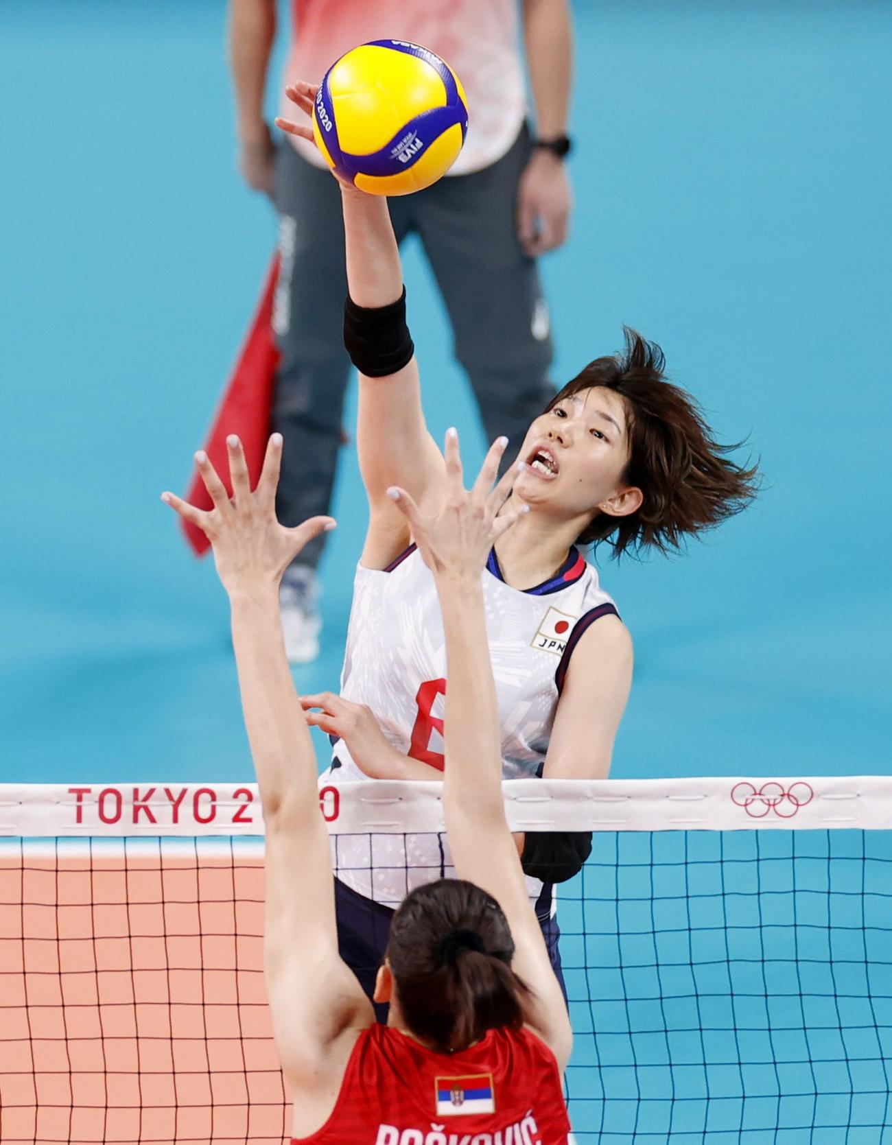 日本―セルビア　第1セット、スパイクを決める石井優希（共同）