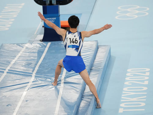 体操男子個人総合決勝　跳馬の着地に失敗する橋本