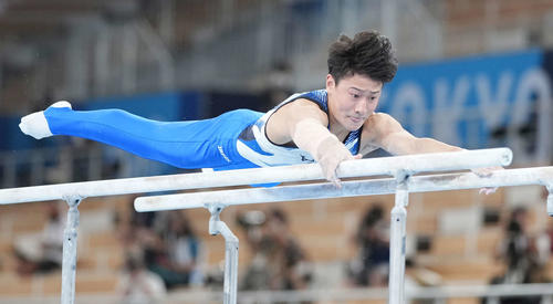 男子個人総合　平行棒の演技をする北園（撮影・鈴木みどり）
