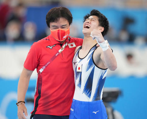 体操男子個人総合決勝　最終種目の鉄棒の演技を終えて優勝を確信し、ガッツポーズする橋本（右）（撮影・鈴木みどり）