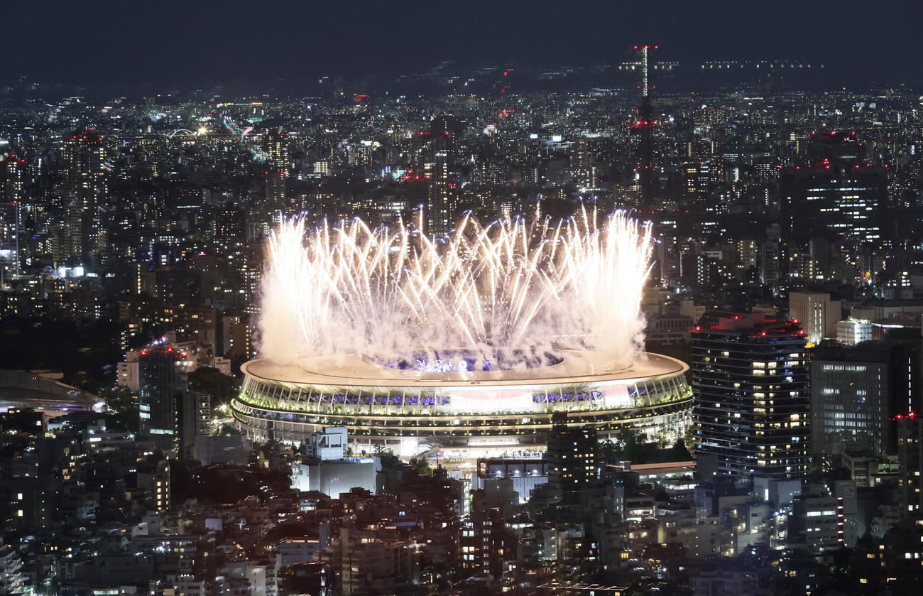 21年7月23日、開会式が始まり花火が打ち上がる国立競技場