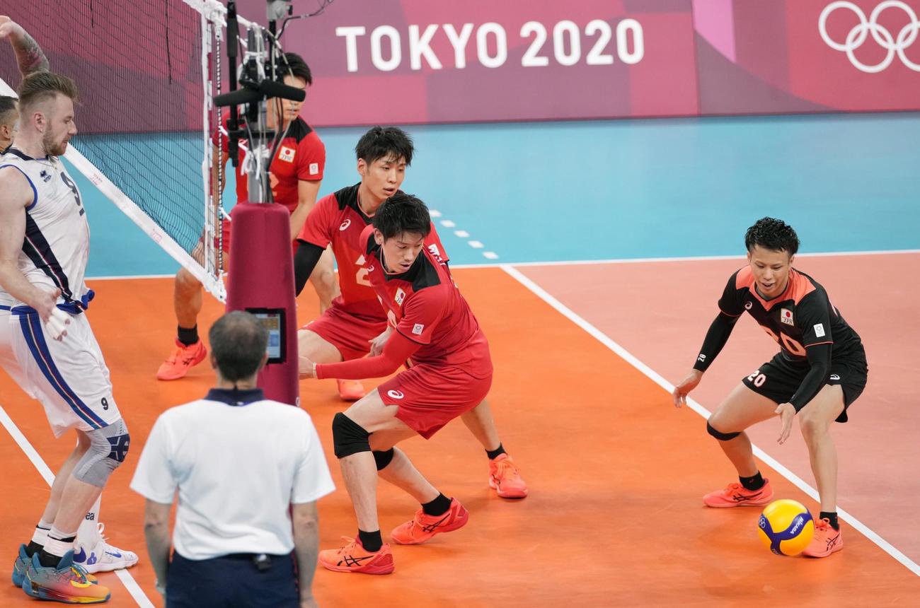 日本―イタリア　第2セット、失点した日本（共同）