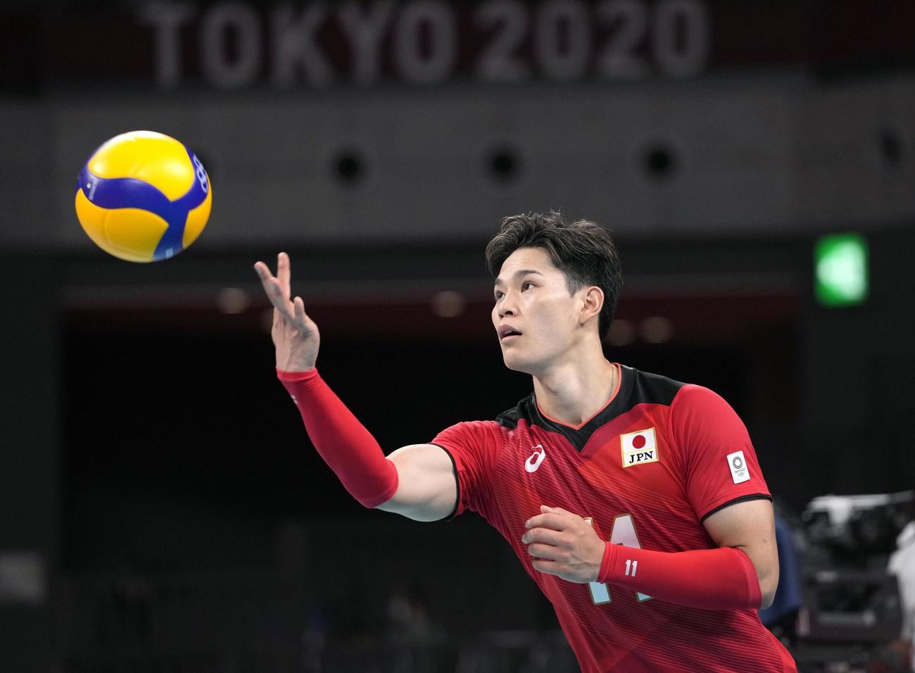日本―イタリア　第3セット、サーブを放つ西田（共同）