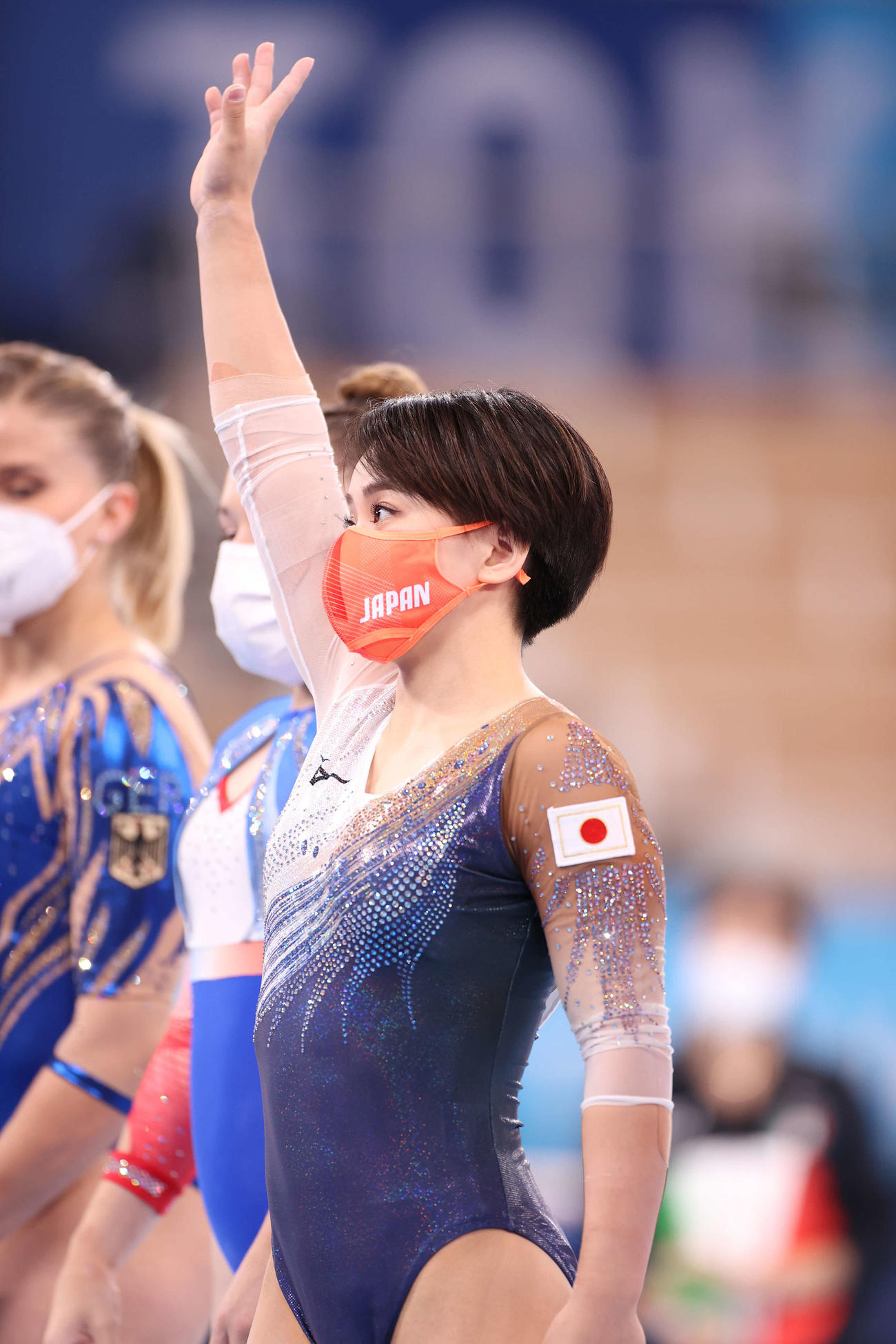 体操女子個人総合決勝、選手紹介で手を挙げる村上（撮影・河野匠）