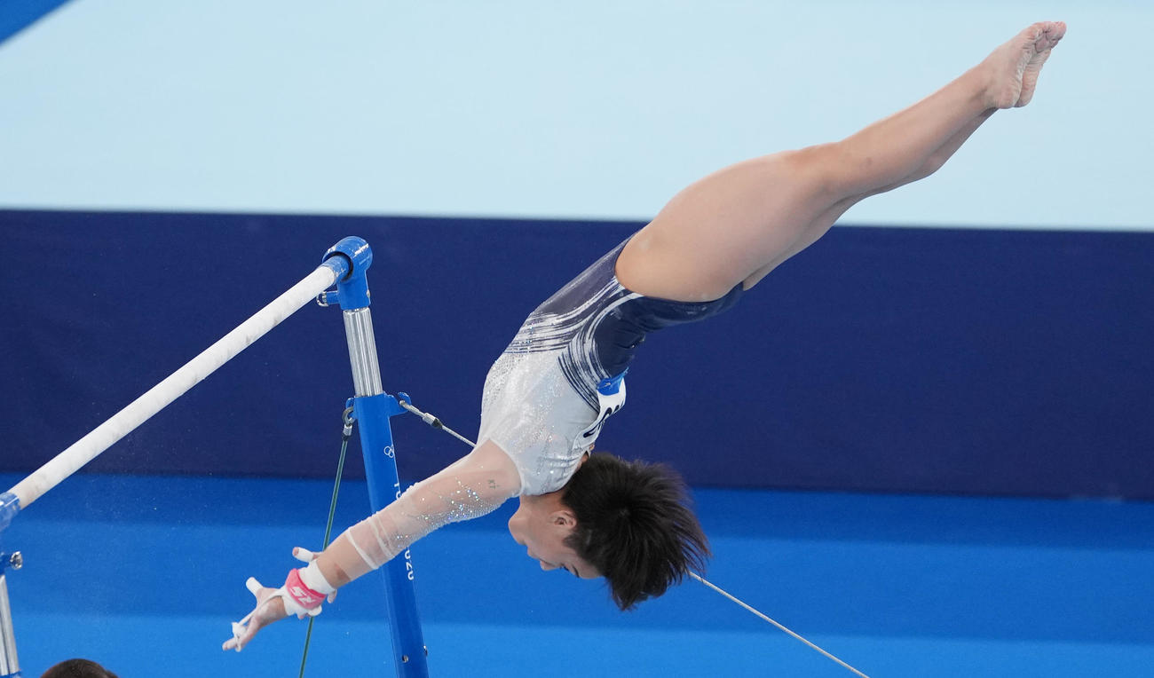 体操女子個人総合決勝　段違い平行棒で演技をする村上