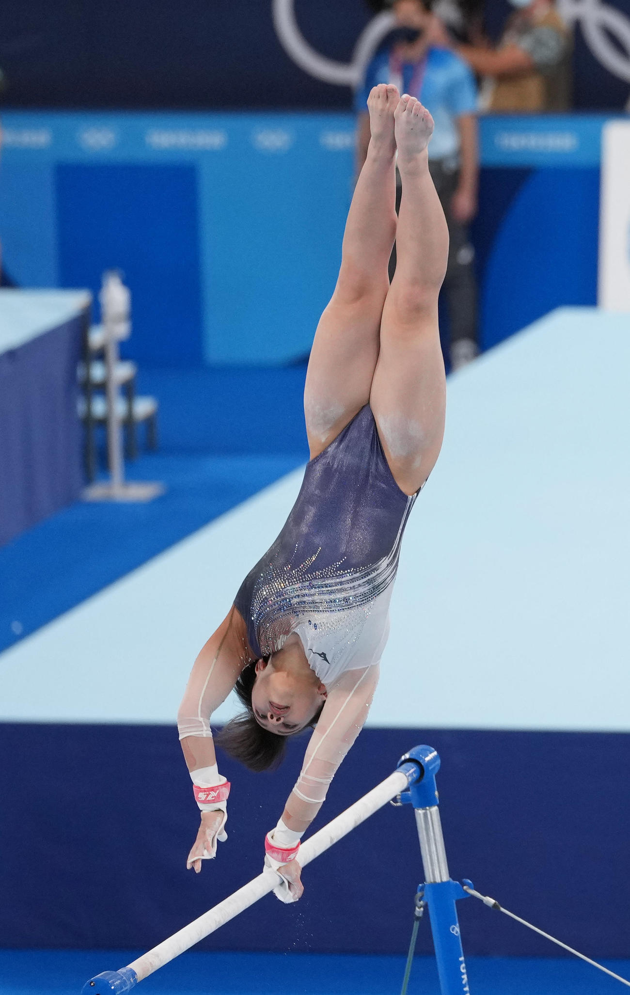 体操女子個人総合決勝　段違い平行棒で演技をする村上