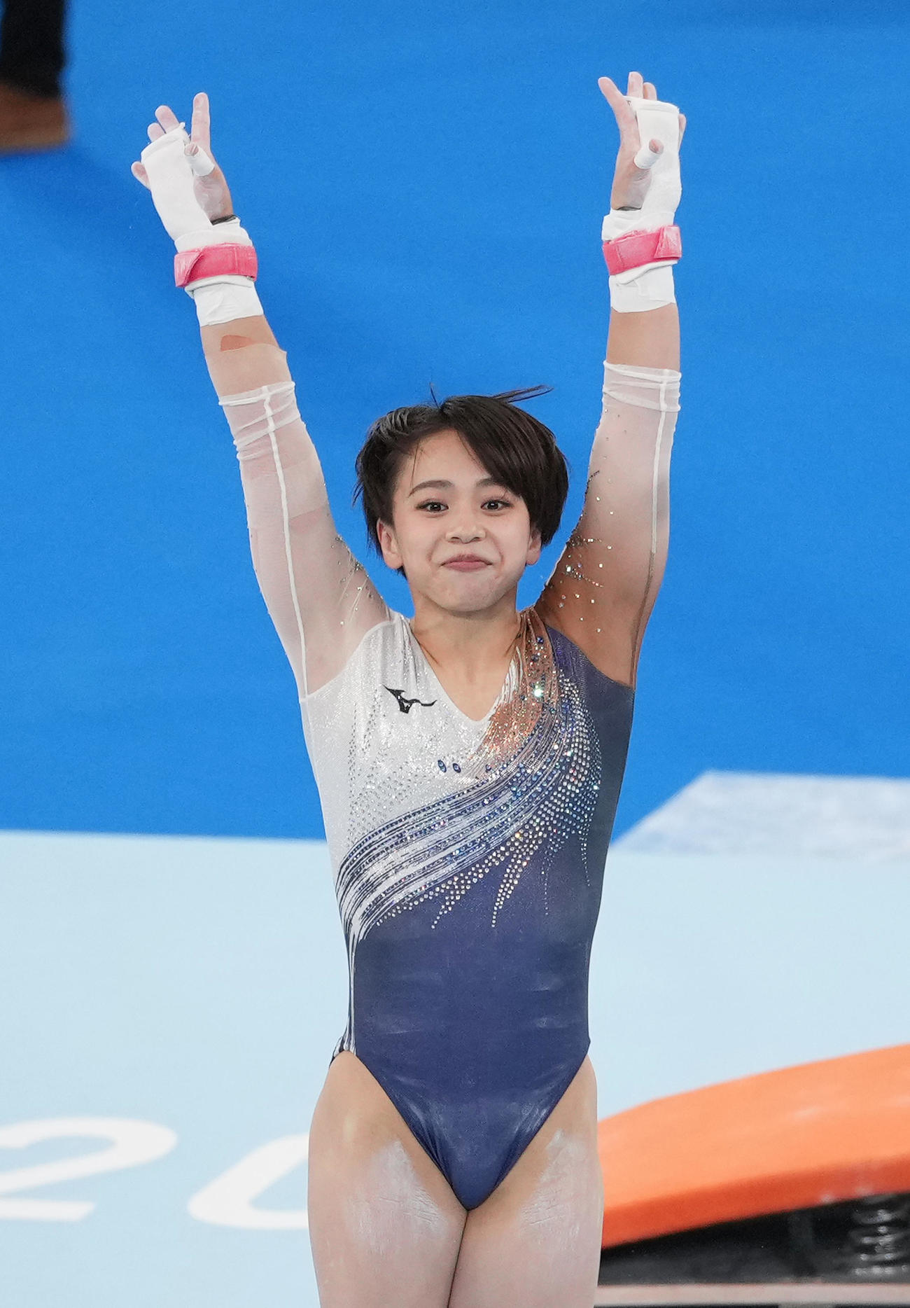 体操女子個人総合決勝　段違い平行棒で演技をする村上