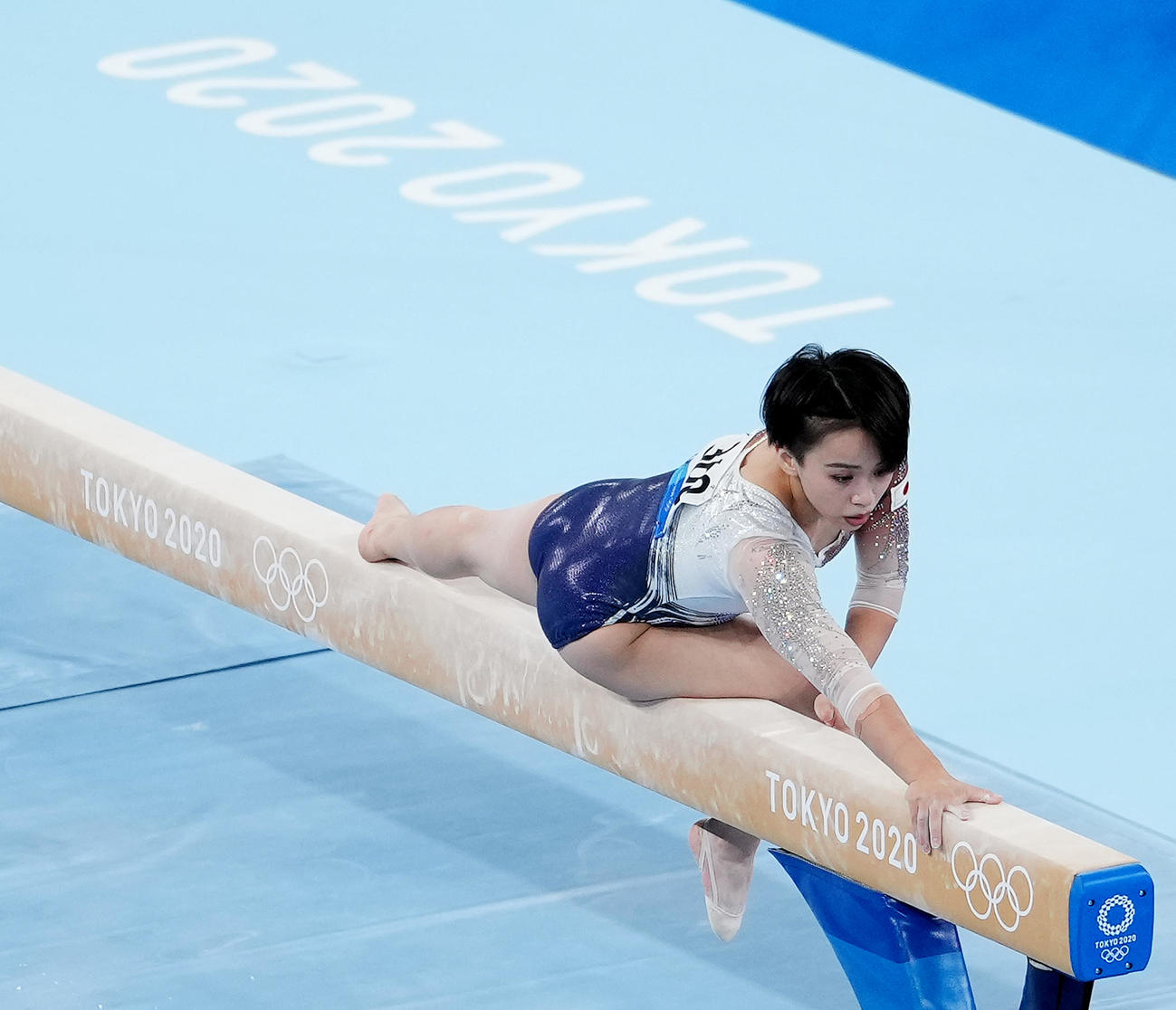 体操女子個人総合決勝の平均台で演技をする村上
