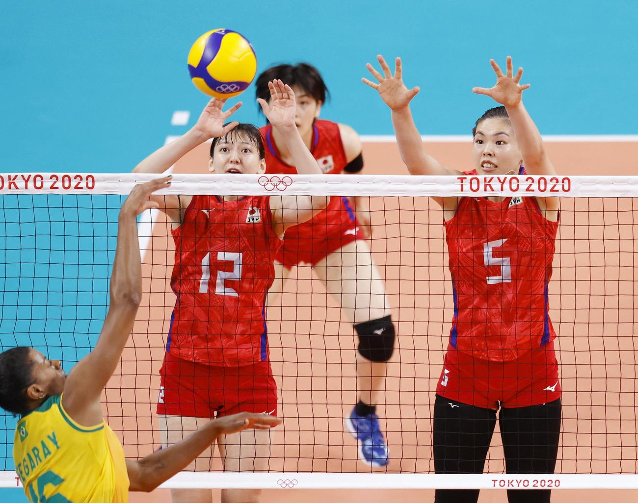 日本―ブラジル　第1セット、ブロックを試みる籾井（12）と島村（共同）