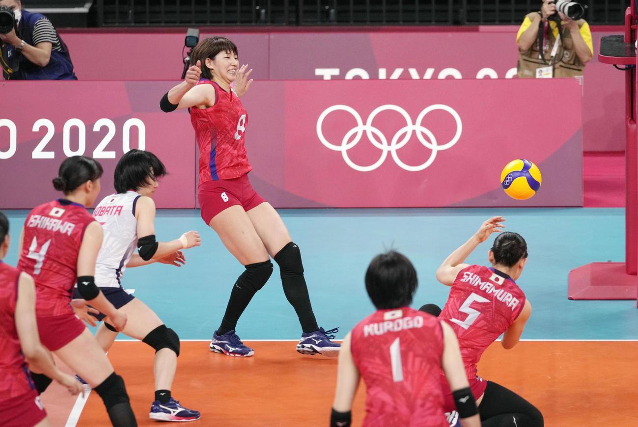 日本―ブラジル　第2セット、失点した日本（共同）