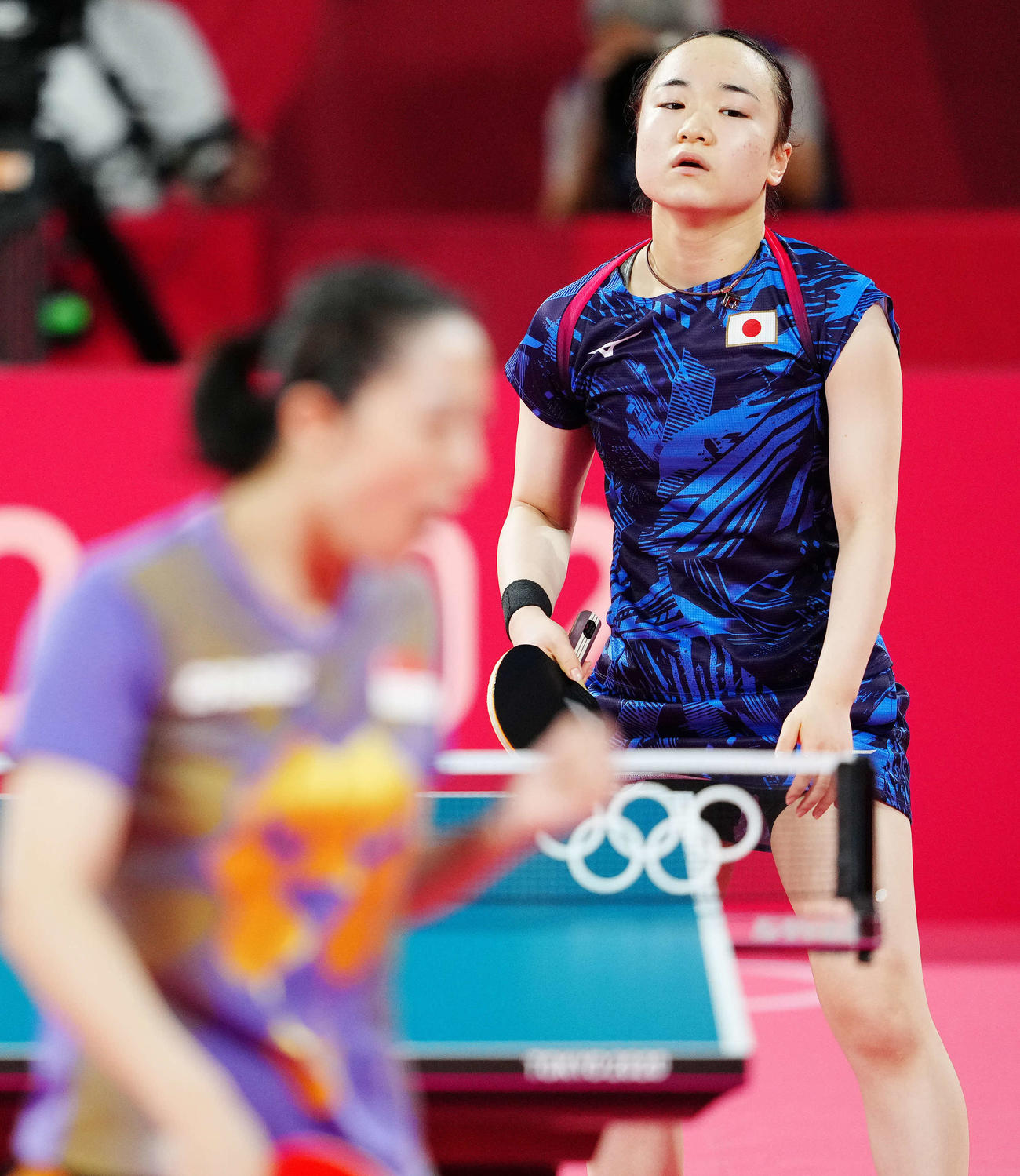 伊藤美誠対モンユ・ユ　第2ゲーム、ポイントを奪われ厳しい表情の伊藤（撮影・江口和貴）