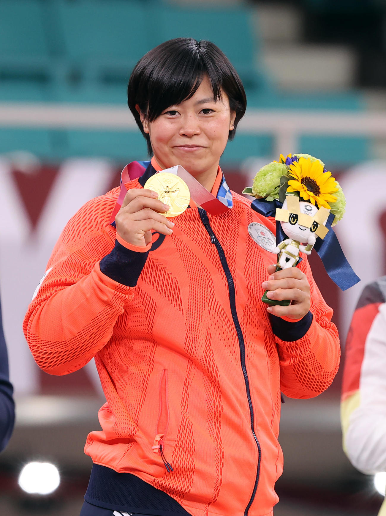 女子78キロ級　表彰式で金メダルを手に笑顔を見せる浜田（撮影・パオロ　ヌッチ）