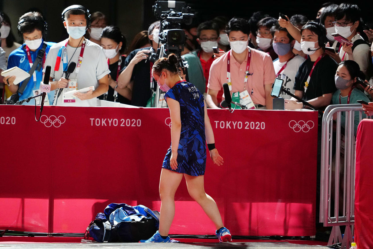 卓球女子シングルス3位となり、インタビューに応じる伊藤（撮影・江口和貴）