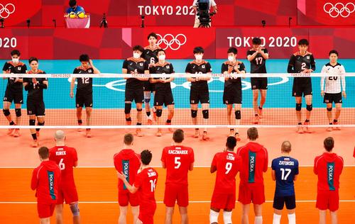 整列する日本、ポーランドの選手たち（ロイター）