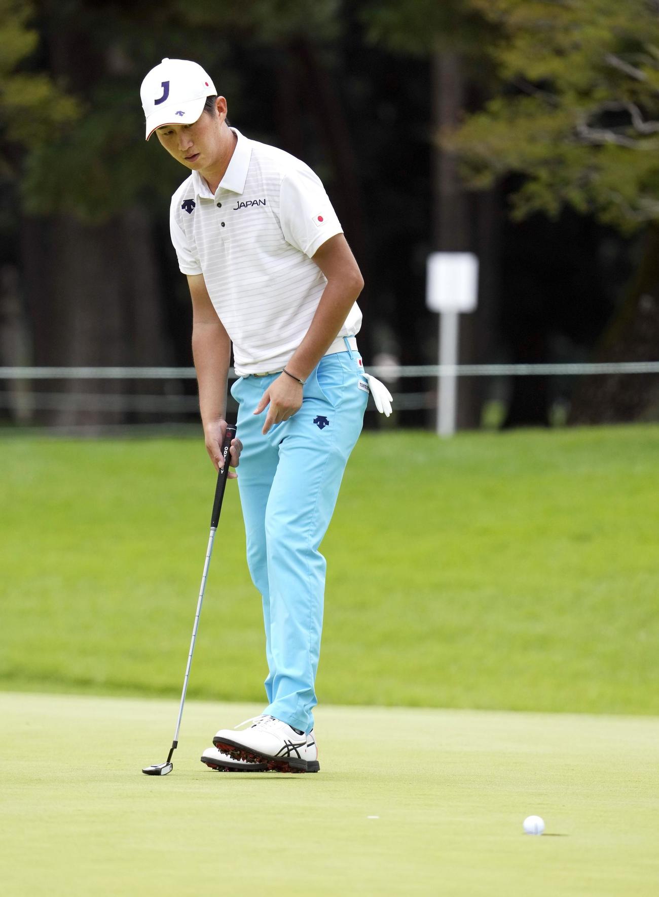 男子　第2ラウンド、1番でパーパットを沈める星野陸也