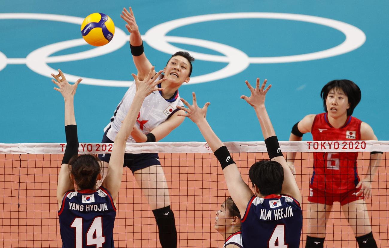 石川真佑がスパイクする（ロイター）