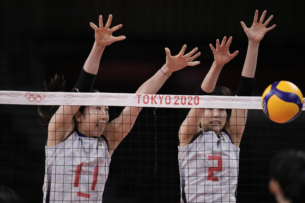ブロックする日本選手（AP）