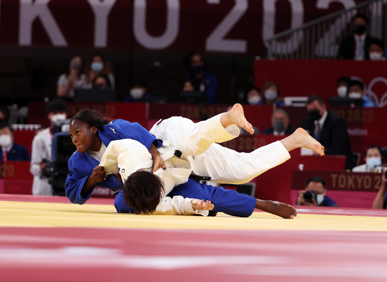 日本対フランス　女子70キロ級で新井はアグベニェヌに攻められる（撮影・パオロ　ヌッチ）