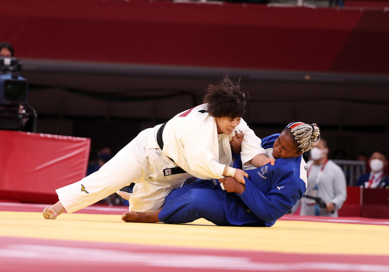 日本対フランス　女子70キロ超級で素根はディコを攻め込む（撮影・パオロ　ヌッチ）