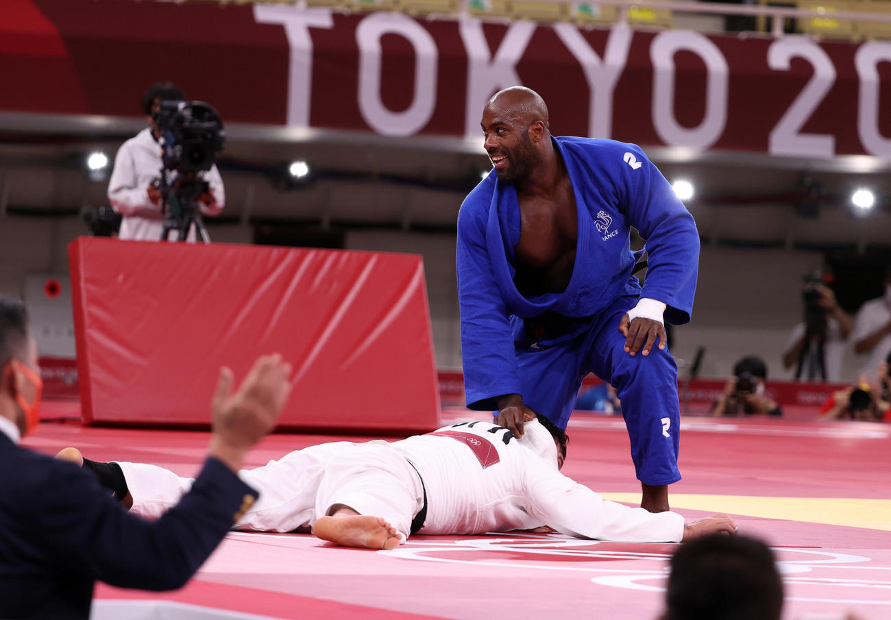 日本対フランス　男子90キロ超級でリネールはウルフに勝利して笑顔（撮影・パオロ　ヌッチ）